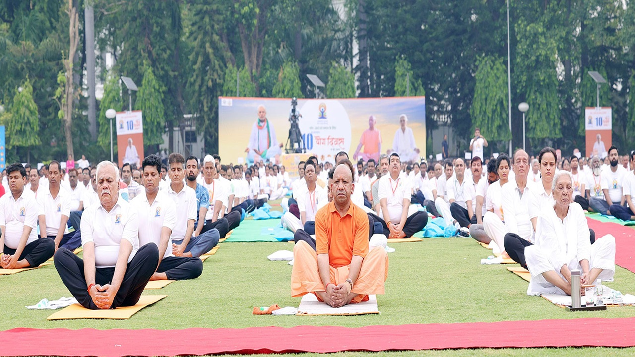 International Yoga Day 2024: राज्यपाल और मुख्यमंत्री योगी ने किया प्राणायाम आसन, बोले CM- योग मानवता के अनुकूल है