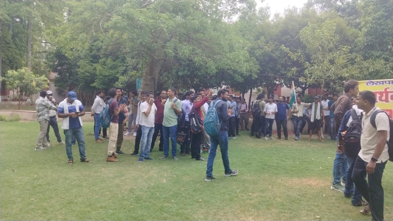 लखनऊ: लेखपाल भर्ती परीक्षा 2021 के अभ्यर्थियों ने राजस्व परिषद मुख्यालय पर किया प्रदर्शन, दे रहें धरना 