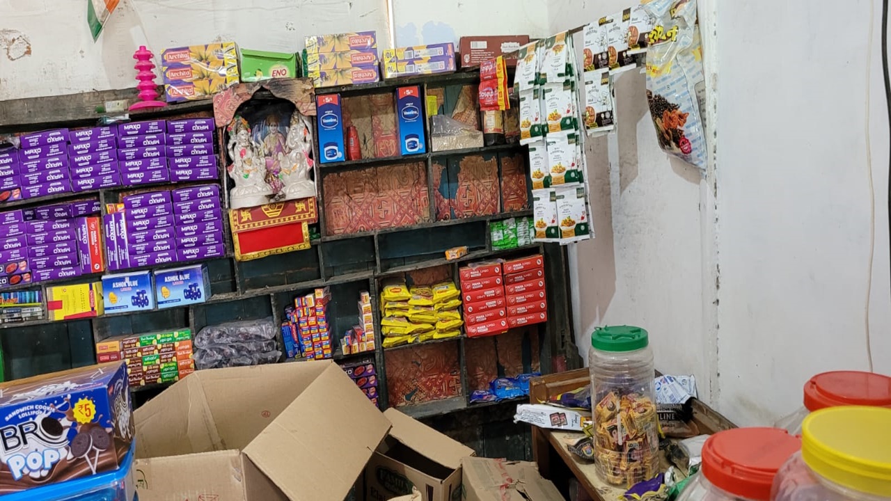 बहराइच: किराना की दुकान का ताला तोड़कर लाखों की चोरी, जांच में जुटी पुलिस