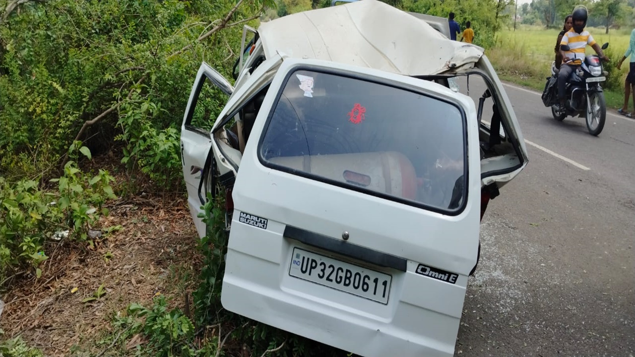 बाराबंकी: वैन पर पेड़ गिरने से पांच जायरीन घायल