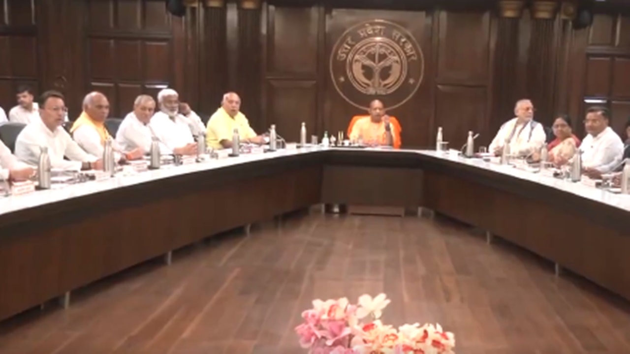 Yogi Cabinet Meeting: सीएम योगी ने मंत्रिपरिषद के साथ की बैठक, नहीं पहुंचे दोनों डिप्टी सीएम