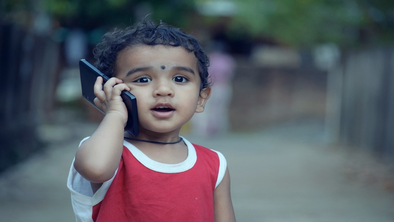 लखनऊः कम उम्र में ही बच्चों के लग रहे मोटे चश्में, मोबाइल से दूरी है जरूरी