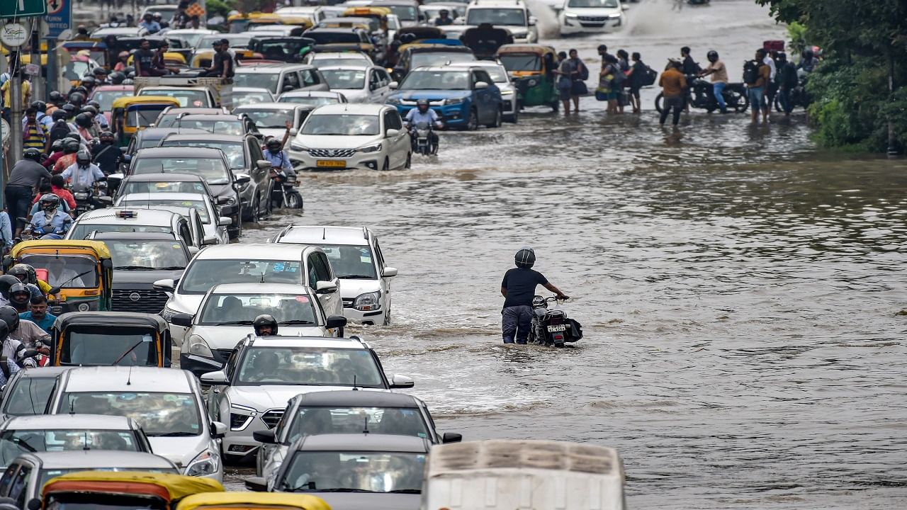 बारिश से दिल्ली हुई बेहाल...जगह-जगह भरा पानी, अधिकारियों को दो महीनों तक नहीं मिलेगी छुट्टी, बनेगा इमरजेंसी कंट्रोल रूम