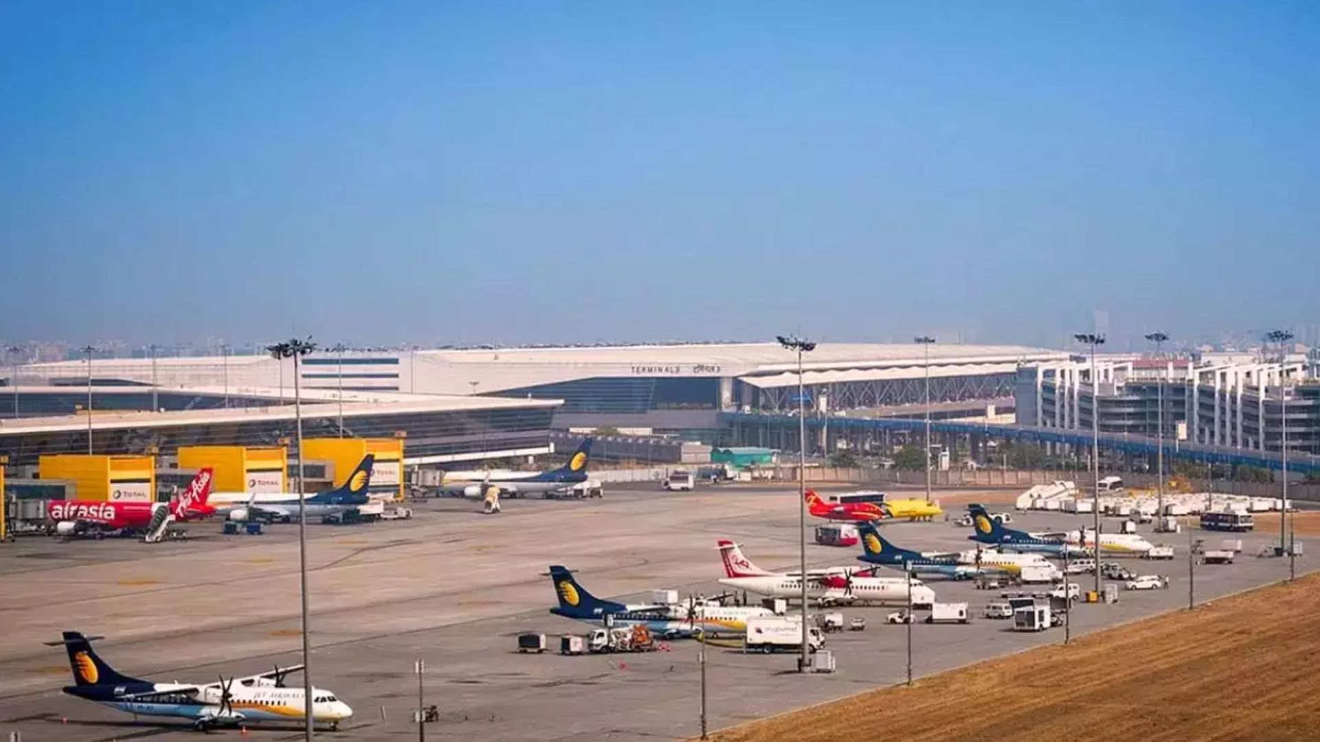 दिल्ली में हवाई अड्डे के टर्मिनल-1 पर विमानों का प्रस्थान दो बजे तक के लिए स्थगित 