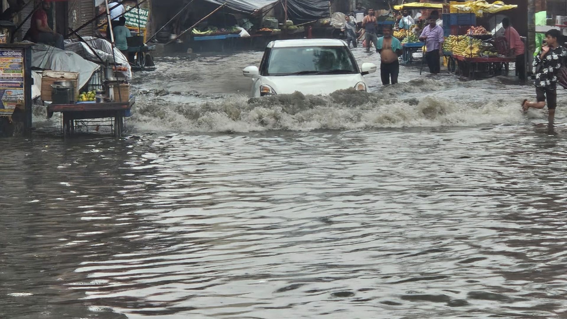 कासगंज: 90 मिनट की झमाझम बारिश से शहर हुआ पानी पानी, खोल दी पालिका के ड्रेनेज व्यवस्था की पोल 