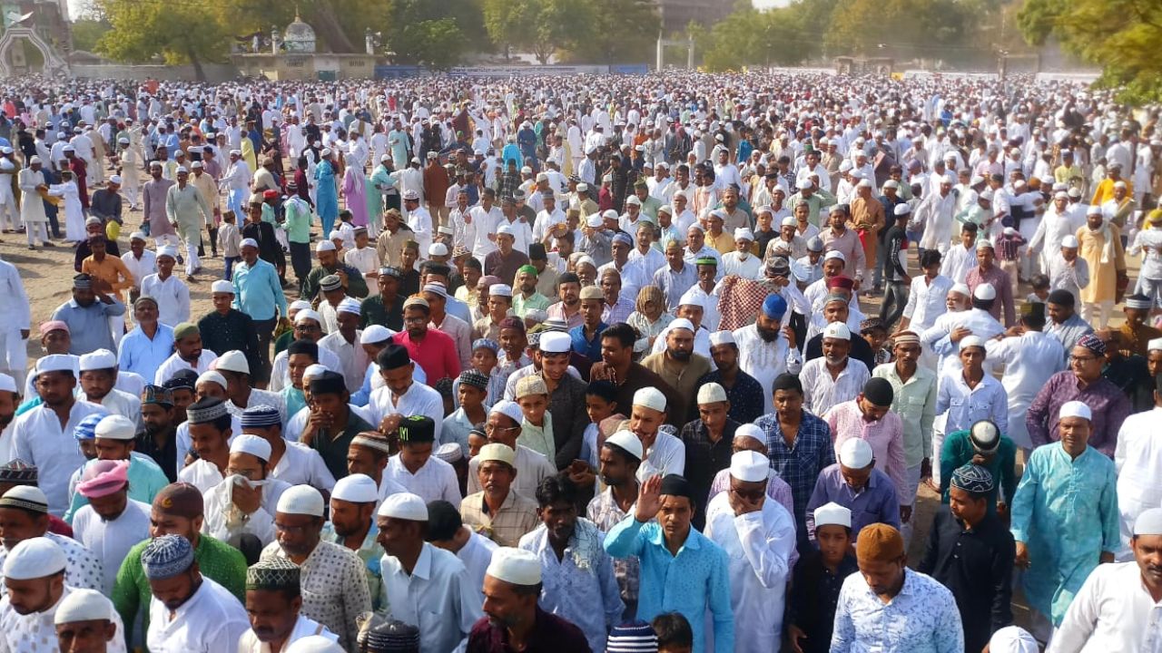 Eid Ul Adha 2024: कानपुर में नमाजियों ने नमाज अदा कर गले मिलकर दी मुबारकबाद...कुर्बानियों का दौर शुरू, ड्रोन से होती रही निगरानी