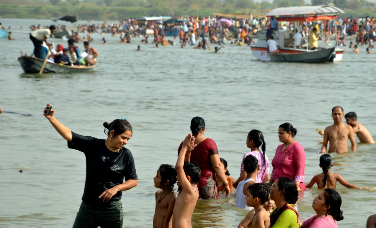 Kanpur News: गंगा दशहरा पर भक्त लगा रहे आस्था की डुबकी...सुरक्षा को देखते हुए घाटों पर पुलिस बल तैनात