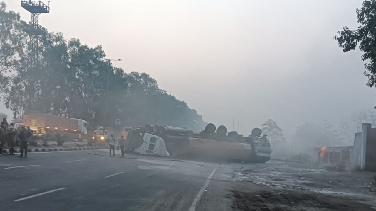 Kanpur: पनकी ओवरब्रिज पर केमिकल लदा टैंकर हुआ दुर्घटनाग्रस्त, रिसाव के चलते हाईवे पर छाया धुंआ, वाहनों की लगी लंबी लाइन