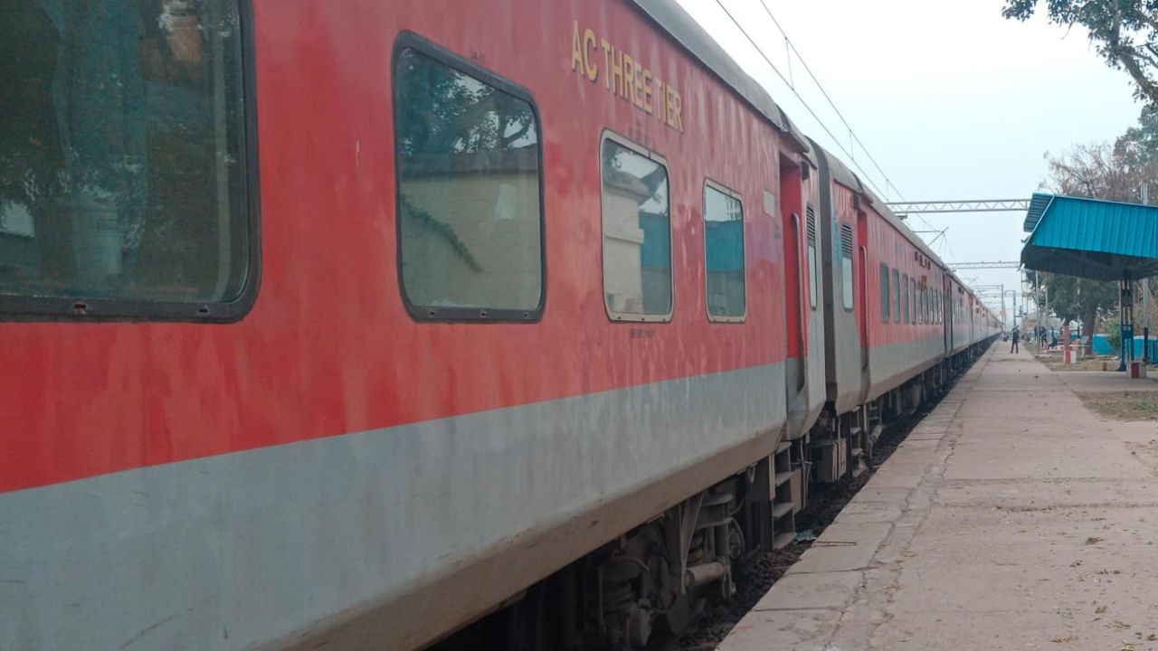 Auraiya: सात घंटे देरी से फरक्का एक्सप्रेस तो आधे घंटे लेट ऊंचाहार एक्सप्रेस पहुंची रेलवे स्टेशन, भीषण गर्मी में यात्री हुए परेशान