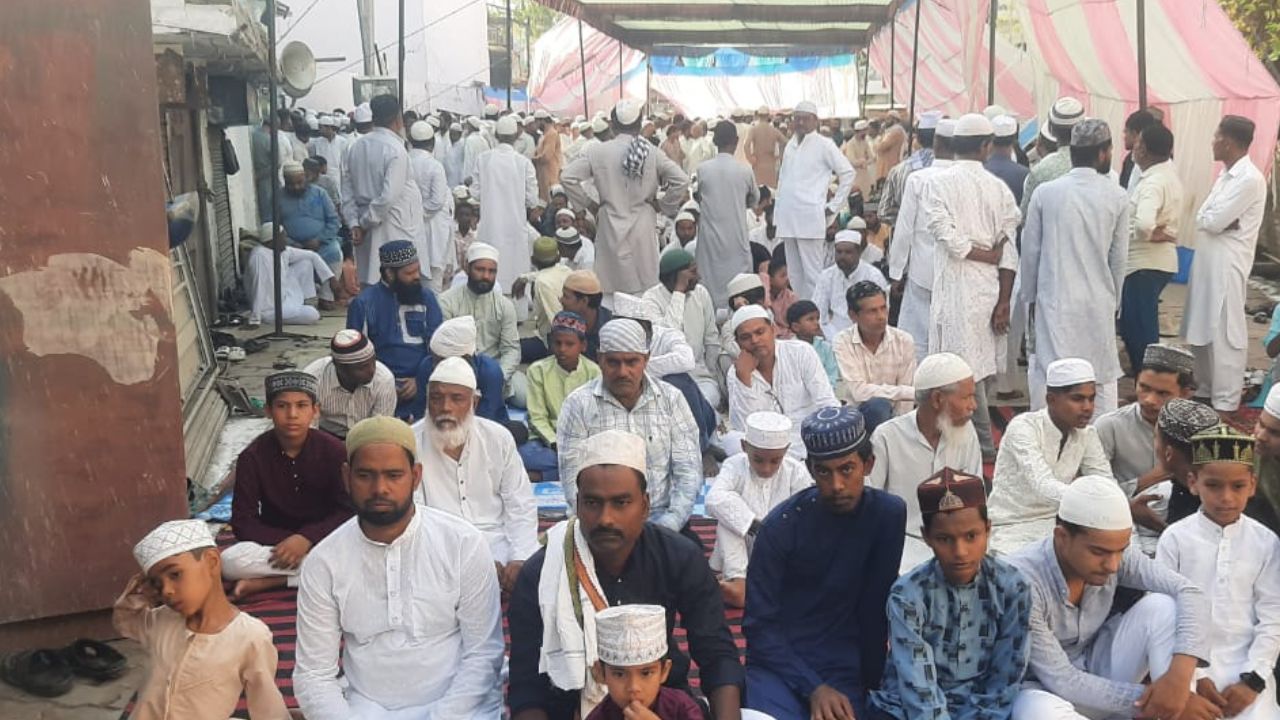 Eid Ul Adha 2024: उन्नाव में शांति के साथ अदा की गई ईद-उल-अजहा की नमाज...कुर्बानियों का दौर शुरू, गले मिलकर दे रहे मुबारकबाद