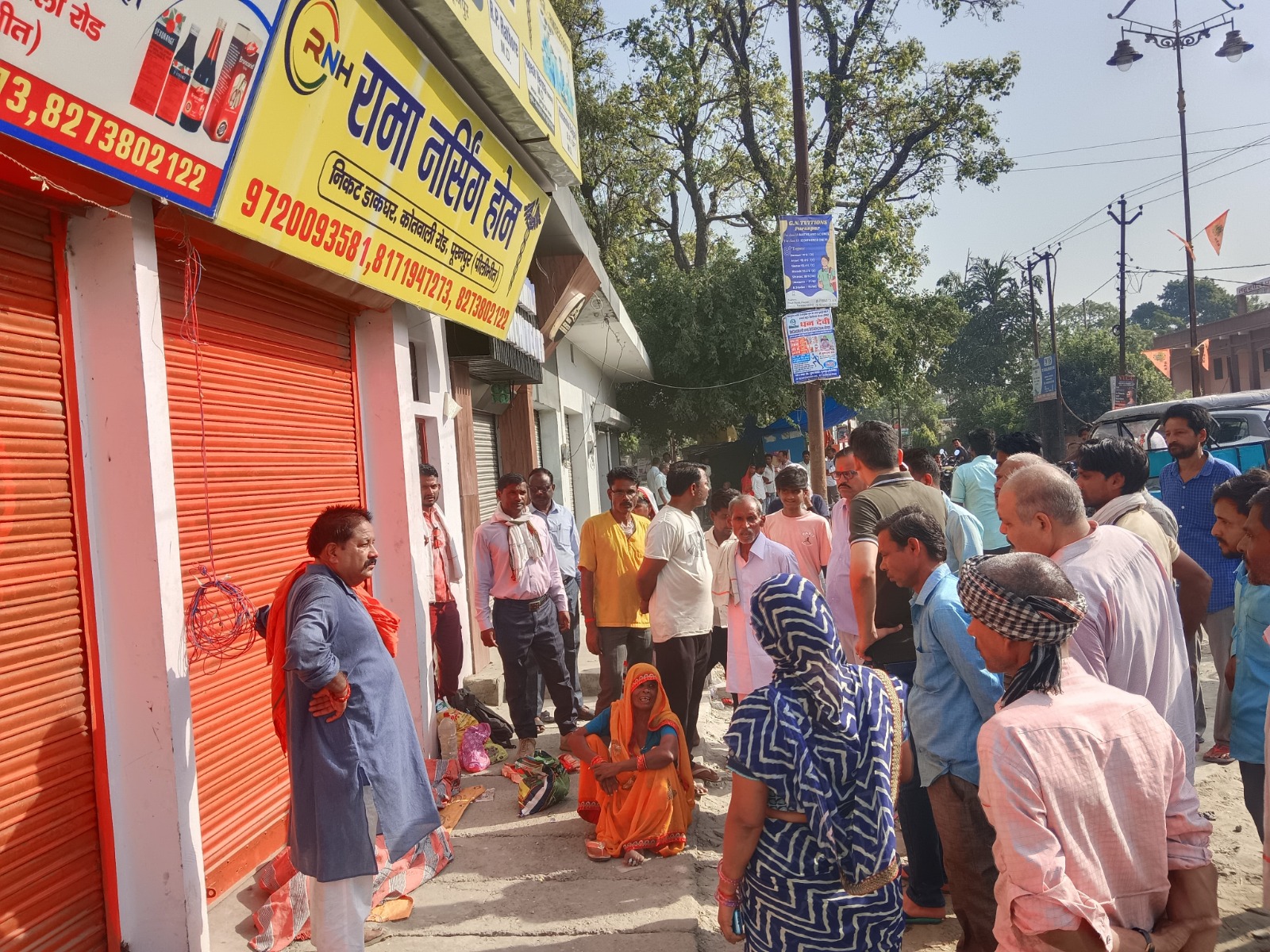 पीलीभीत: मृत प्रसूता को जिंदा बताकर कर दिया रेफर, भीड़ ने CMO का पुतला फूंका, संचालकों पर FIR...नर्सिंग होम सील  