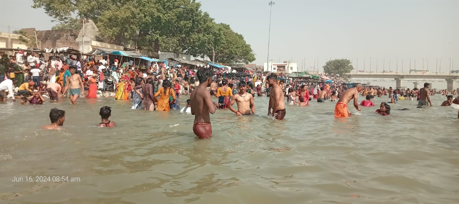 बदायूं: गंगा दशहरा पर उमड़ा आस्था का सैलाब, लाखों श्रद्धालुओं ने लगाई डुबकी