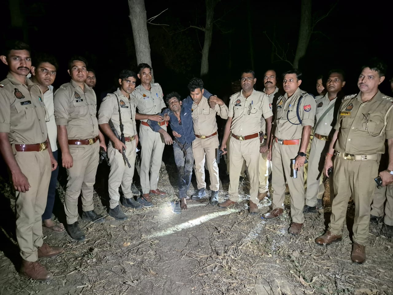 शाहजहांपुर: मुठभेड़ में इनामी बदमाश के पैर में लगी गोली, गिरफ्तार
