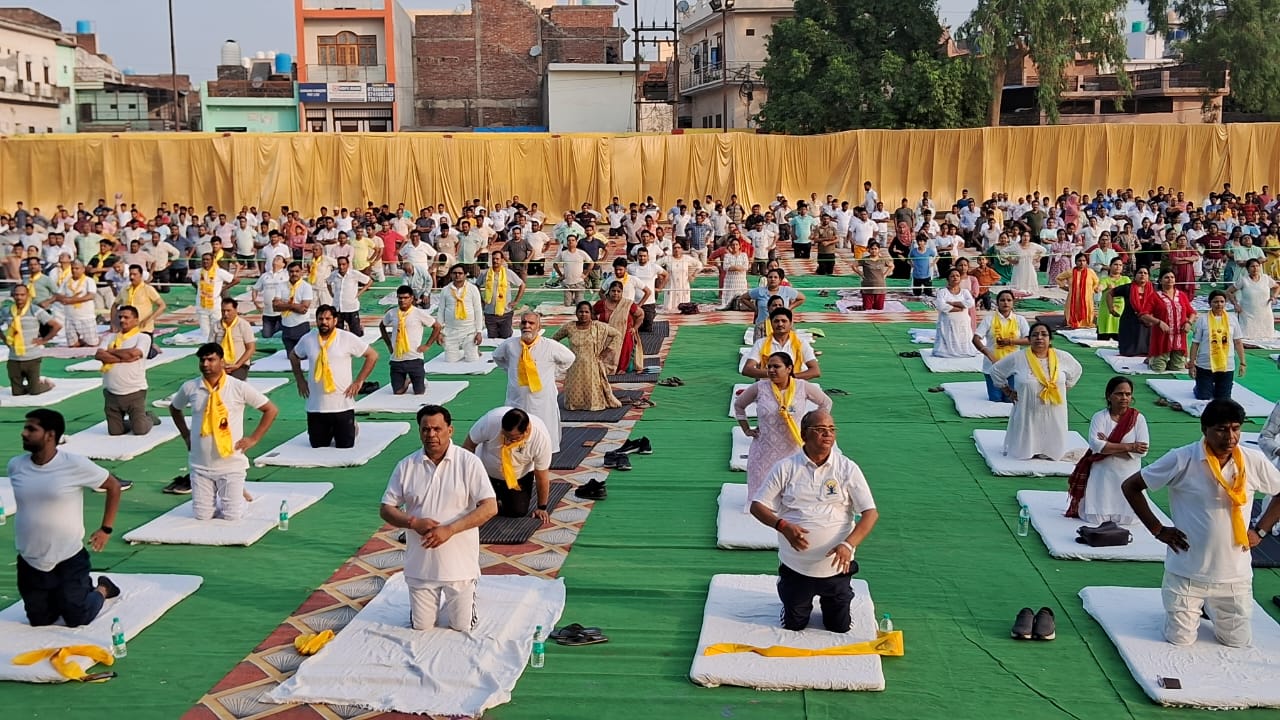 कासगंज: शहर-गांव और कस्बों में लोगों ने किया योगाभ्यास 
