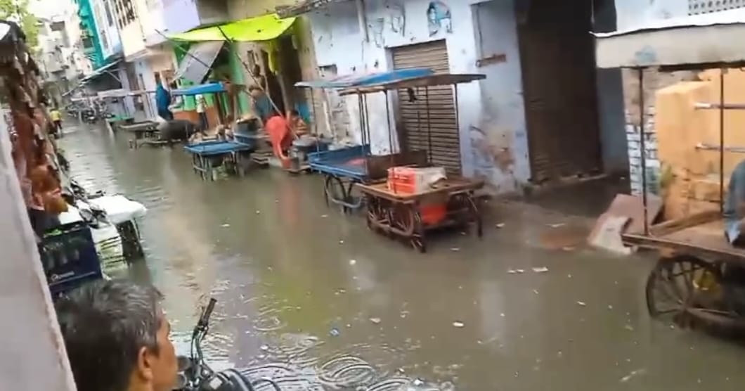 कासगंज: झमाझम बारिश से झुलसा देने वाली गर्मी से मिली राहत, जलभराव से लोग परेशान