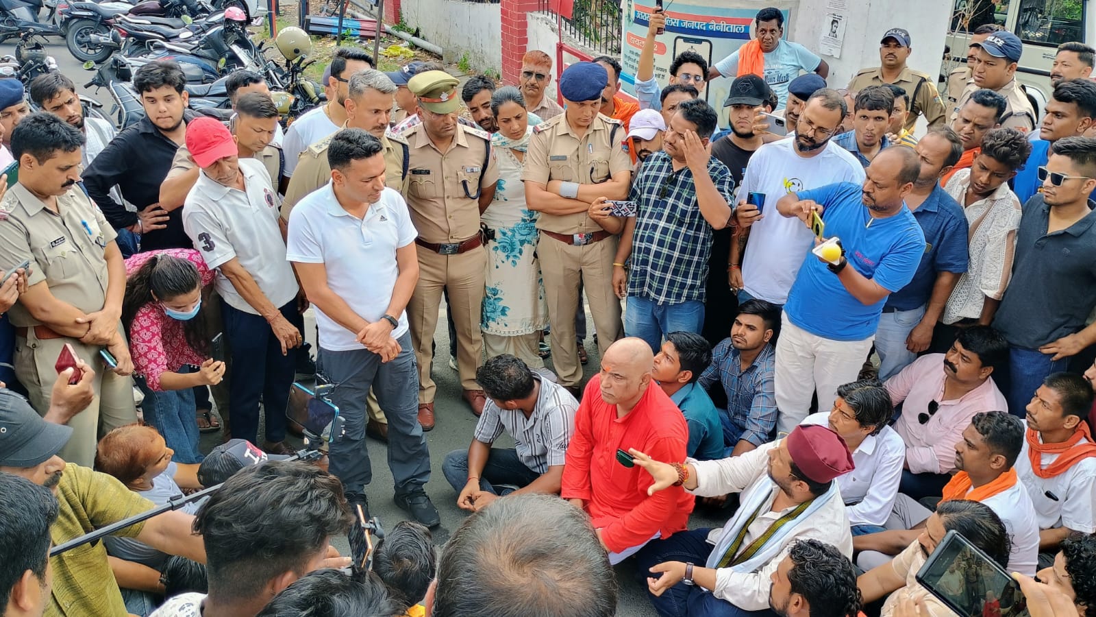 हल्द्वानी: बनभूलपुरा से तीन दिन पहले लापता हुई छात्राओं का नहीं लगा पता, हिंदूवादी संगठन उतरा सड़क पर