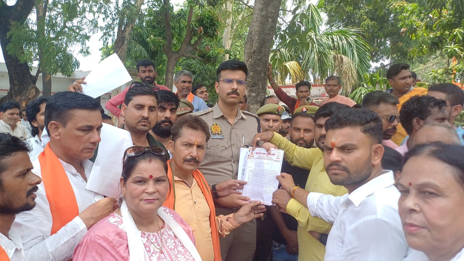 बिजनौर: गैर समुदाय के युवक से शादी करने पर हिंदू संगठनों में रोष, थाने में हंगामा
