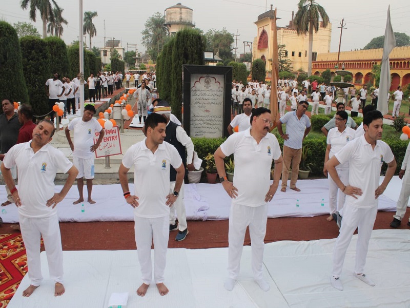 रामपुर : अंतरराष्ट्रीय योग दिवस पर जिले भर में हुए कार्यक्रम, डीएम ने कहा- दिनचर्या में योग बहुत जरूरी 