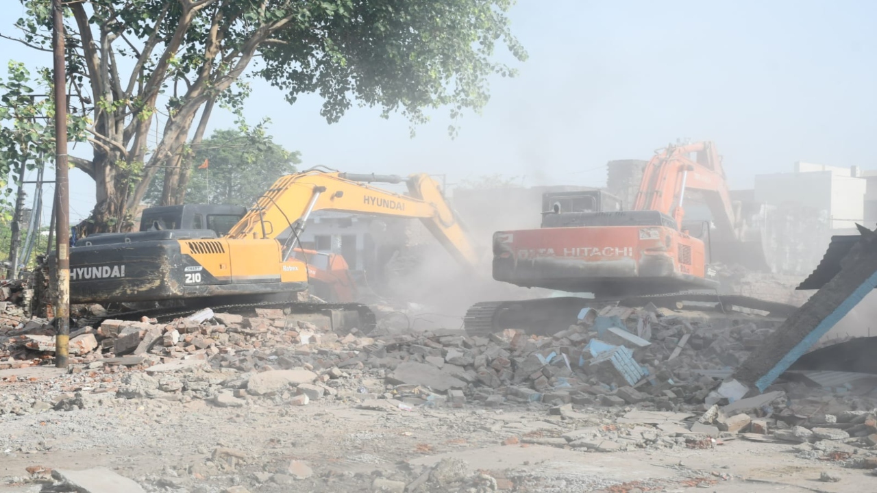 लखनऊ : अकबर नगर प्रथम में कार्रवाई तेज, तोड़े 165 भवन