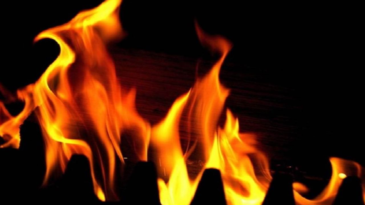Kanpur News: उप परिवहन आयुक्त के चेंबर में शार्ट सर्किट से लगी आग, मची अफरातफरी, आग पर पाया गया काबू