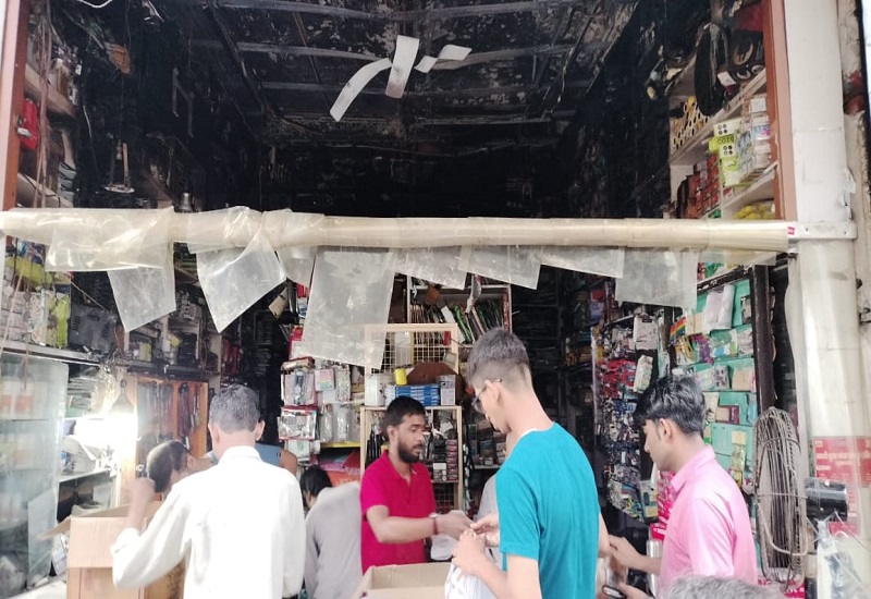 मुरादाबाद : शॉर्ट सर्किट से स्टेशनरी की दुकान में लगी आग, लाखों का सामान जलकर राख 