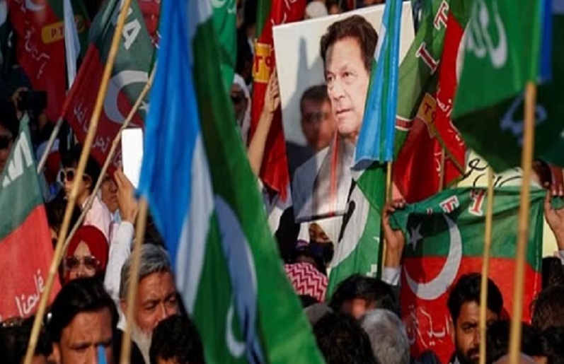 Pakistan : इमरान खान की पार्टी ने मुख्य चुनाव आयुक्त के इस्तीफे की दोहराई मांग, चुनाव में धांधली का जताया विरोध