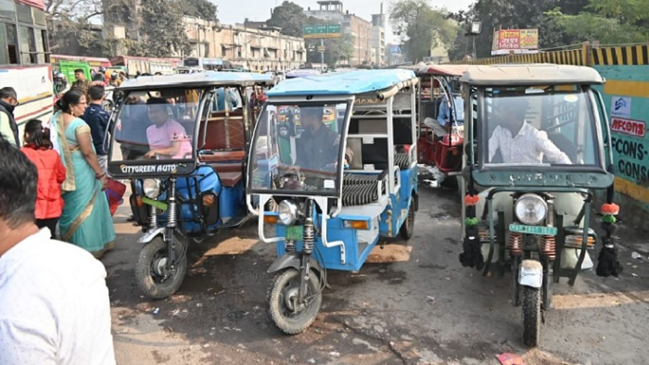 Kanpur: चालकों की अराजकता पर लगेगी लगाम, शहर के 30 रूटों पर ही दौड़ेंगे ई-रिक्शे, कलर कोडिंग व QR कोड व्यवस्था होगी लागू