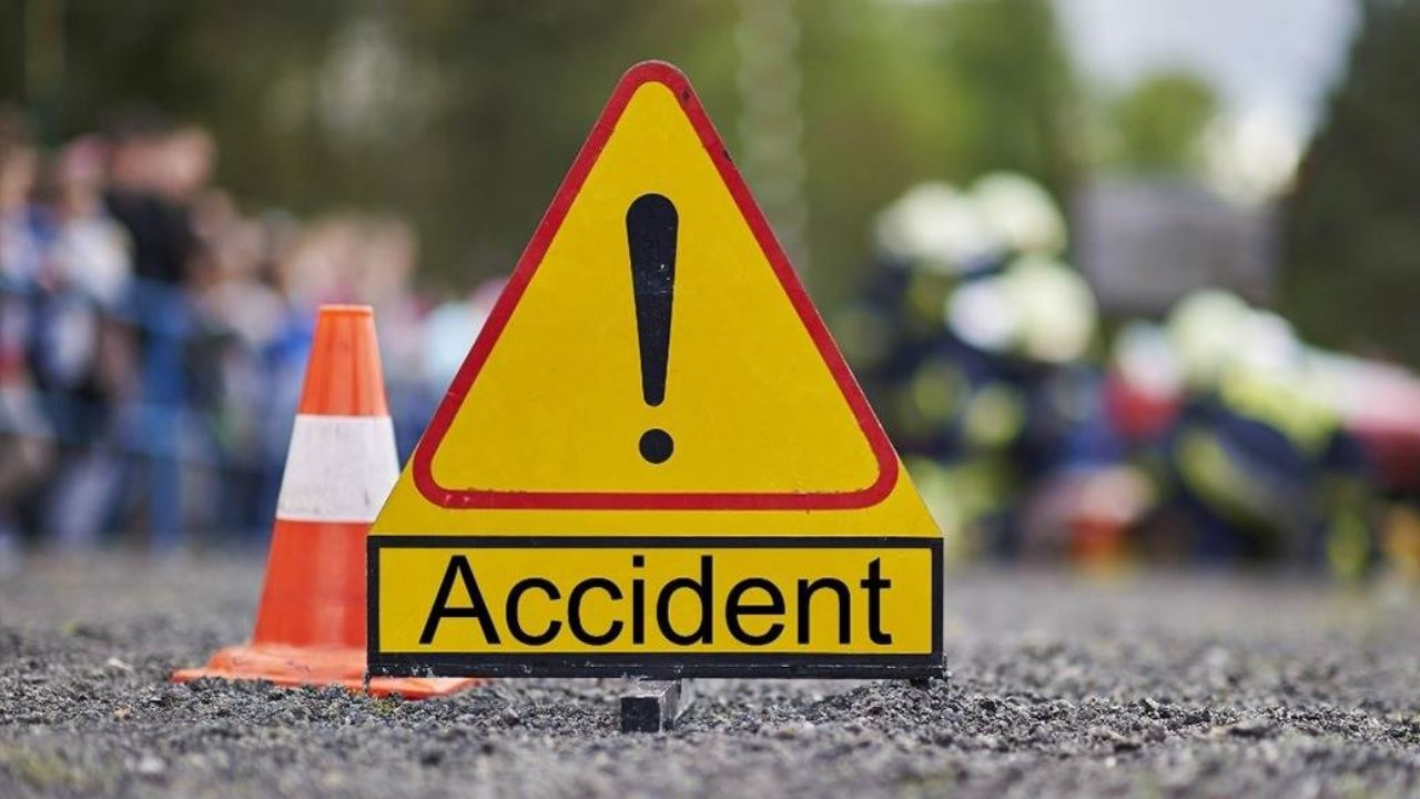 Etawah Accident: दिल्ली जा रही स्लीपर बस डिवाइडर से टकराई, हादसे में 15 लोग घायल, अस्पताल में भर्ती