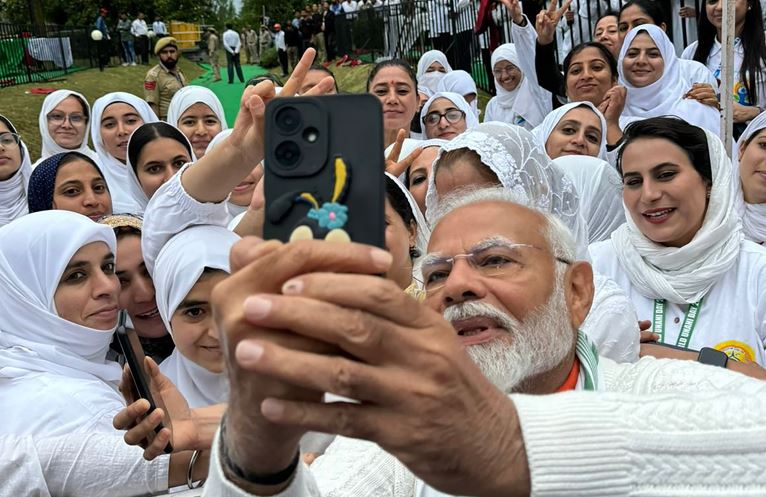 International Yoga Day: पीएम मोदी ने कश्मीर के युवाओं के साथ ली सेल्फी, एक्स पर तस्वीरें शेयर करते हुए कही ये बात... 