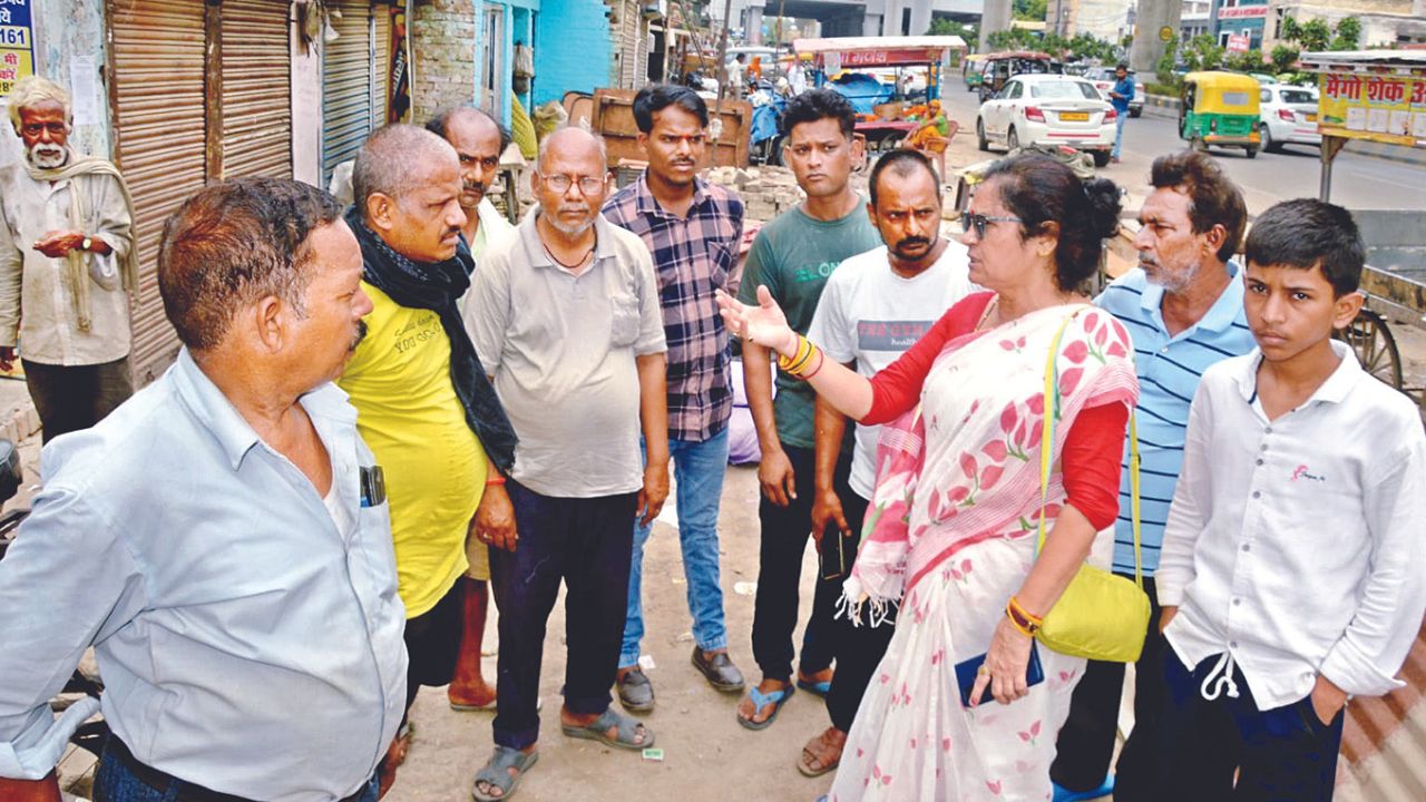 Kanpur: कब्जे गिराने पहुंचा दस्ता, सांसद ने रुकवाया बुलडोजर, पीडब्ल्यूडी अधिकारियों से बात कर मांगा समय