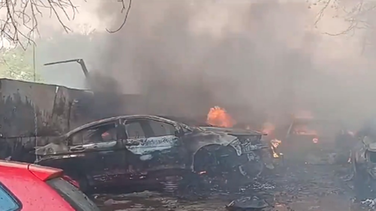 अग्निकांड : कार गैराज में लगी आग: बीएमडब्ल्यू समेत 10 गाड़ियां जलीं