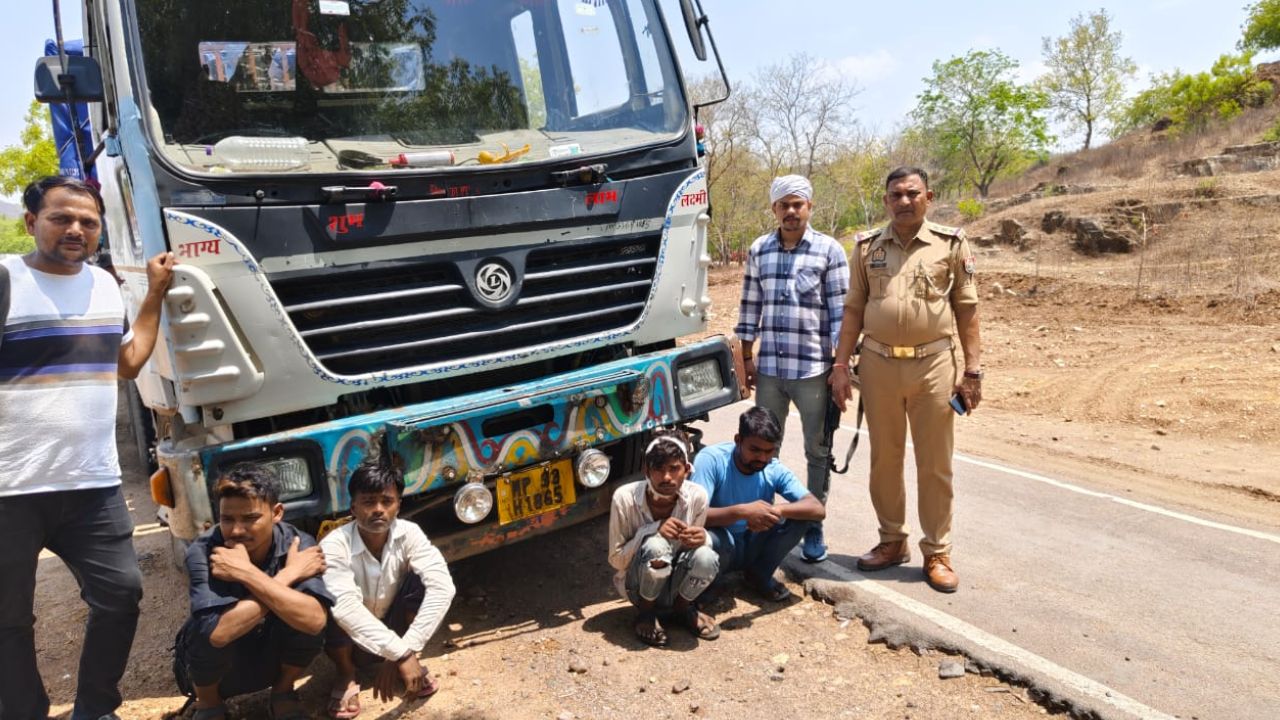 Chitrakoot News: पुलिस ने किया लूट की घटना का खुलासा: चार आरोपी दबोचे, सीमेंट की बोरियों लदा ट्रक बरामद