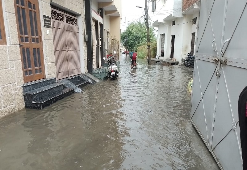 रामपुर : बारिश से लोगों को गर्मी से मिली राहत, सड़कों पर भरा पानी...लोग परेशान
