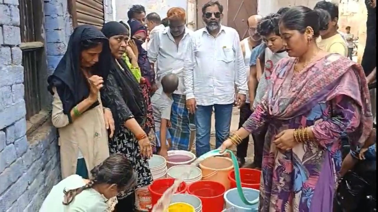 प्रयागराज : मंत्री के मोहल्ले में पानी को तरस रहे लोग,स्मार्ट सिटी की खुल रही पोल 