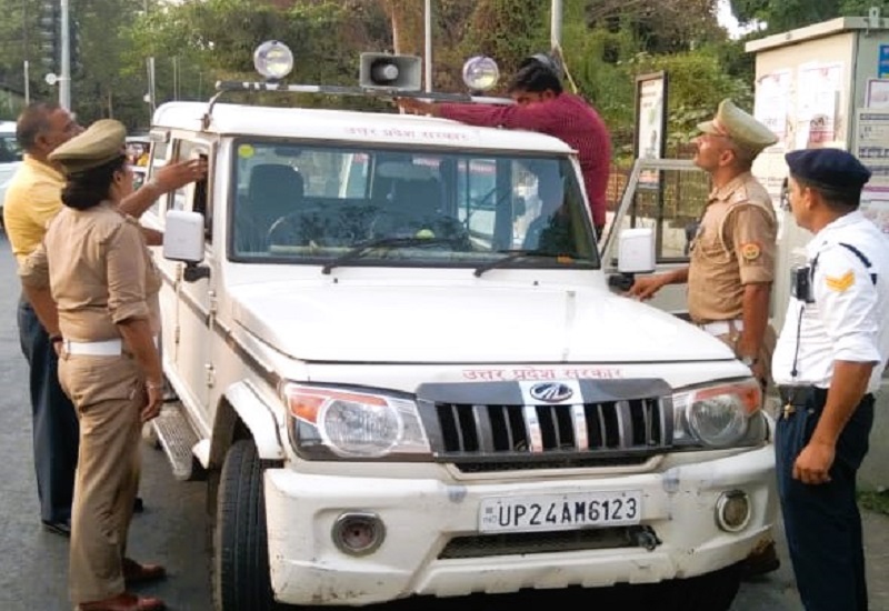 मुरादाबाद : आबकारी विभाग की प्राइवेट कार पर लगा हूटर, लिखा था उत्तर प्रदेश सरकार