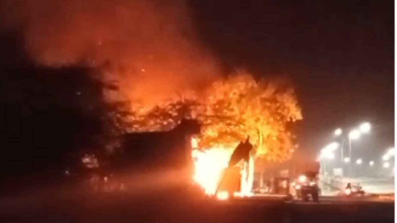 नोएडा के बहुमंजिला इमारत और गाजियाबाद के दो कारखानों में लगी आग, बुझाने में जुटे फायर फाइटर 
