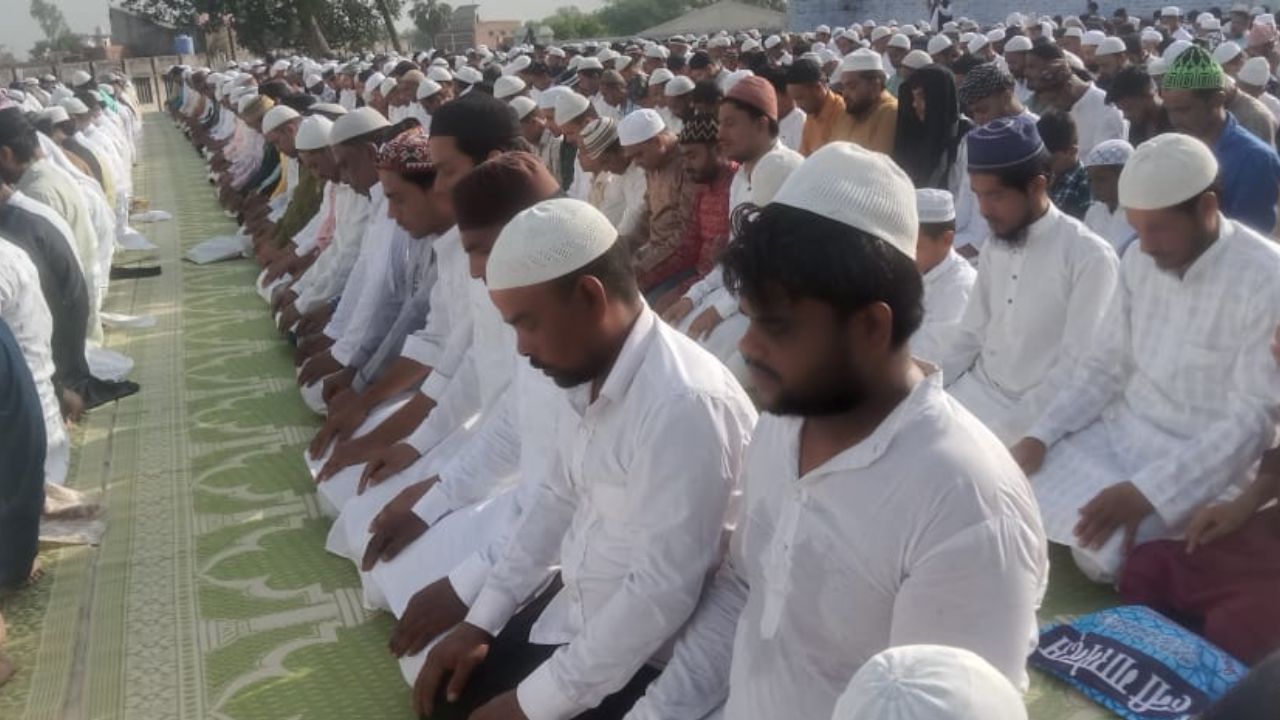 Eid Ul Adha 2024: Farrukhabad में शांतिपूर्ण ढंग से आदा की गई ईद-उल-अजहा की नमाज...नमाजियों ने देश में अमन चैन की दुआ की