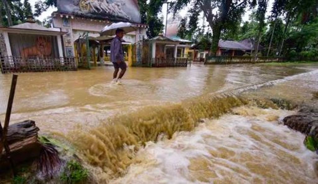 Assam Flood: असम में बाढ़ की स्थिति में आया आंशिक सुधार, अब भी दो लाख से अधिक लोग प्राकृतिक आपदा की वजह से बेहाल 