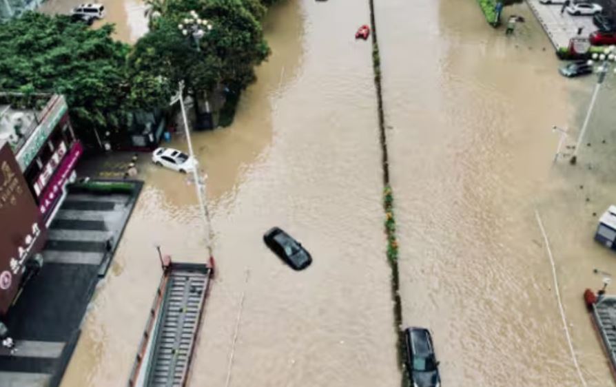 बारिश से घिरे मध्य चीन काउंटी में भूस्खलन के बाद 8 लोग लापता, बचाव कार्य जारी 