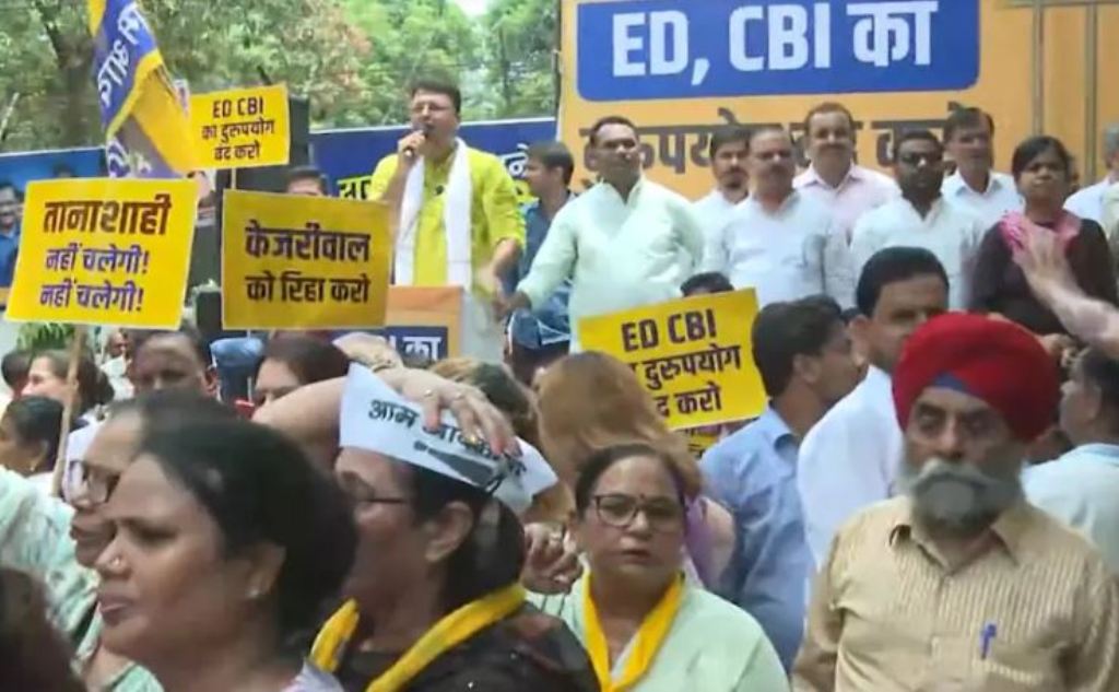 Delhi: केजरीवाल की रिहाई को लेकर AAP ने BJP मुख्यालय के निकट किया प्रदर्शन