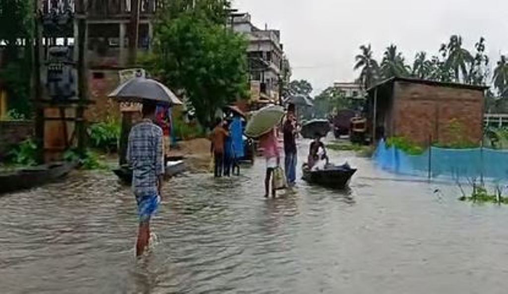 Assam Flood: असम में बाढ़ की स्थिति में आया आंशिक सुधार, 1.7 लाख लोग अब भी बेहाल 