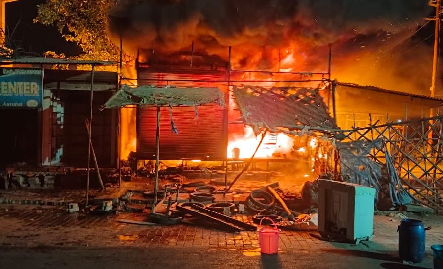 औरैया: आग लगने से चार दुकानें जलकर राख, लाखों का नुकसान