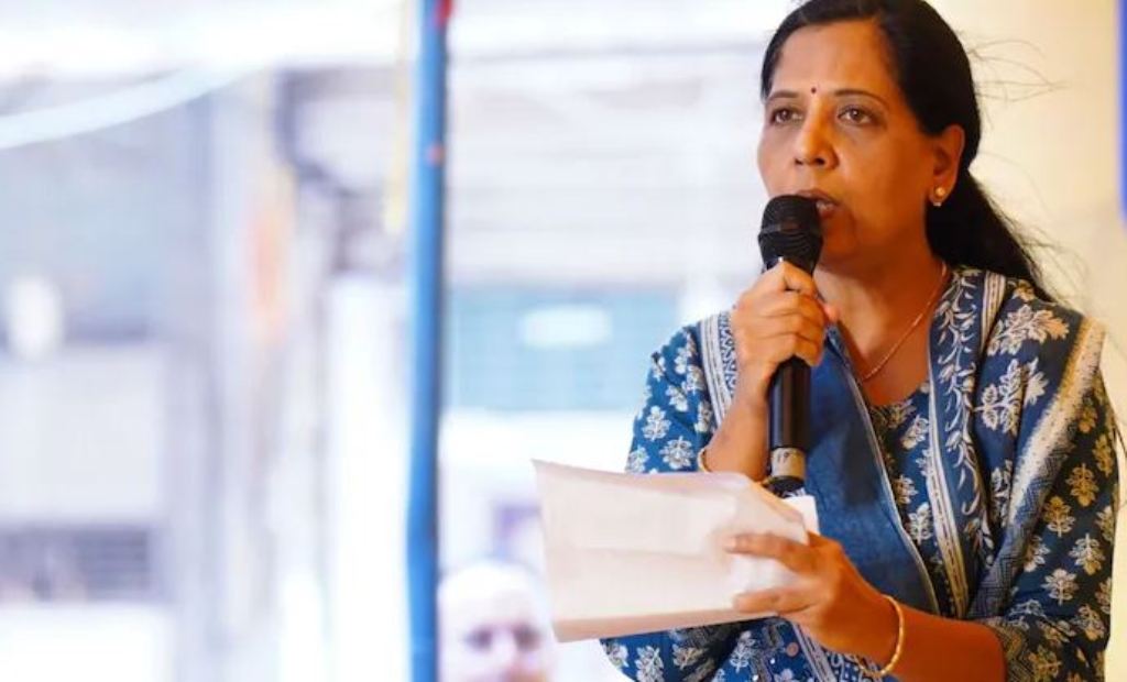 सुनीता केजरीवाल का दावा, ईडी ने मुख्यमंत्री के जमानत आदेश को अदालत की वेबसाइट पर अपलोड होने से पहले ही दे दी चुनौती 