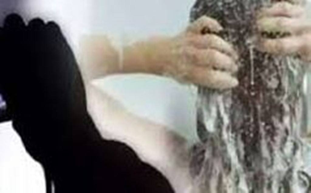 Bareilly News: नहाते समय युवती का वीडियो बनाते पकड़ा, पुलिस को सौंपा