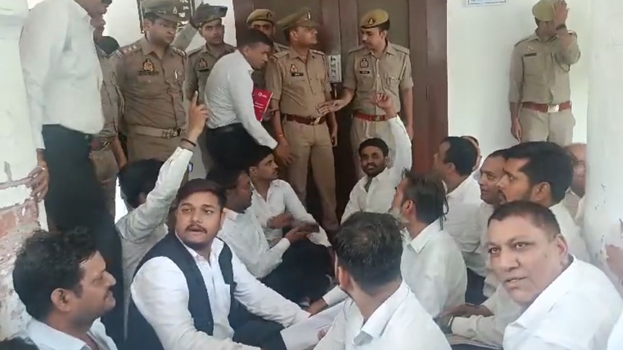 Kanpur: छात्र को बनाया बंधक; बेल्ट व रॉड से जमकर पीटा, अधिवक्ता समेत तीन आरोपी हिरासत में, पुलिस कार्यालय के बाहर हंगामा