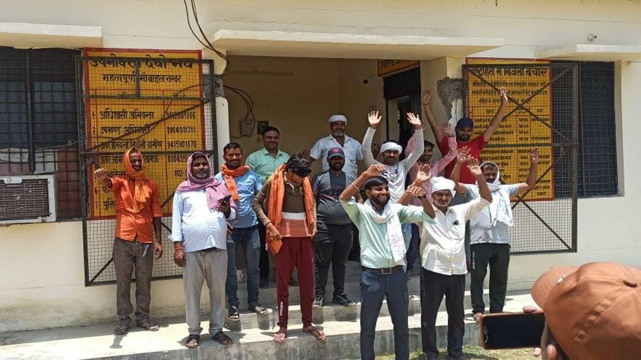 सीतापुर: विद्युत समस्या को लेकर दर्जनों ग्रामीणों ने घेरा विद्युत उपकेंद्र