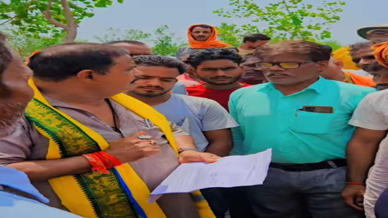सीतापुर : जमीन नपाई के नाम पर लेखपाल ने लिए 4 हजार तो भाजपा विधायक ने लगाई फटकार 