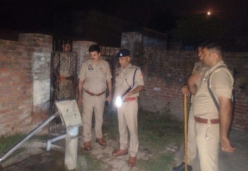 Rampur News : धार्मिक स्थल के सामने लगे हैंडपंप के पास पेशाब करने वाले किशोर को पुलिस ने पकड़ा