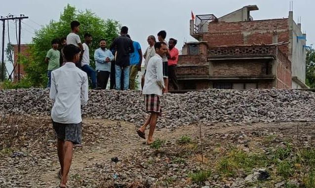 लखीमपुर-खीरी: रेलवे ट्रैक के किनारे मिला बीमा एजेंट का शव, फुफेरे भाई ने की शिनाख्त