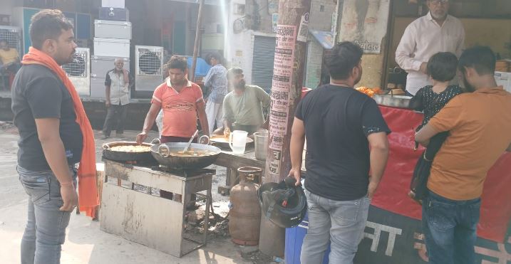 कासगंज: घरेलू कुकिंग गैस सिलेंडरों का हो रहा व्यापारिक प्रयोग, जानकर भी अंजान बने हुए हैं जिम्मेदार अधिकारी 